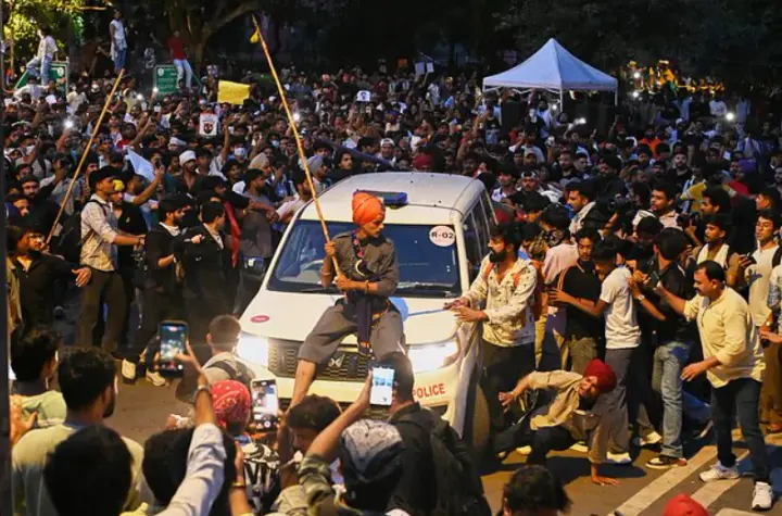 В Індії затримали сотні протестувальників і лідера молодіжного руху через скандал із виборами