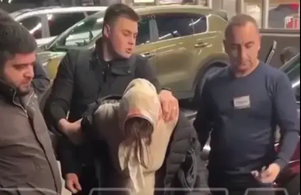 У москві жінка намагалася задушити двох власних дітей у візочку просто посеред вулиці