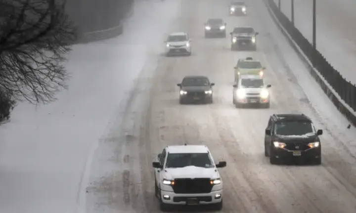 A powerful winter storm is bearing down on the United States: up to 76 cm of snow and strong winds are forecast