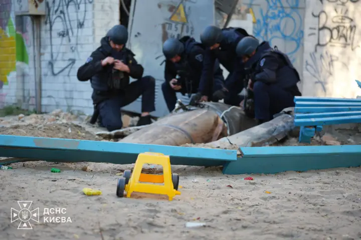 Упала среди многоэтажек — в Киеве сапёры извлекли боевую часть баллистической ракеты