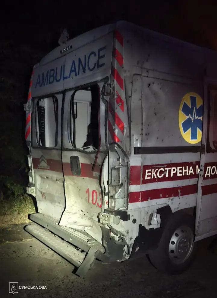 На Сумщині російський дрон влучив у "швидку", поранено двох медиків