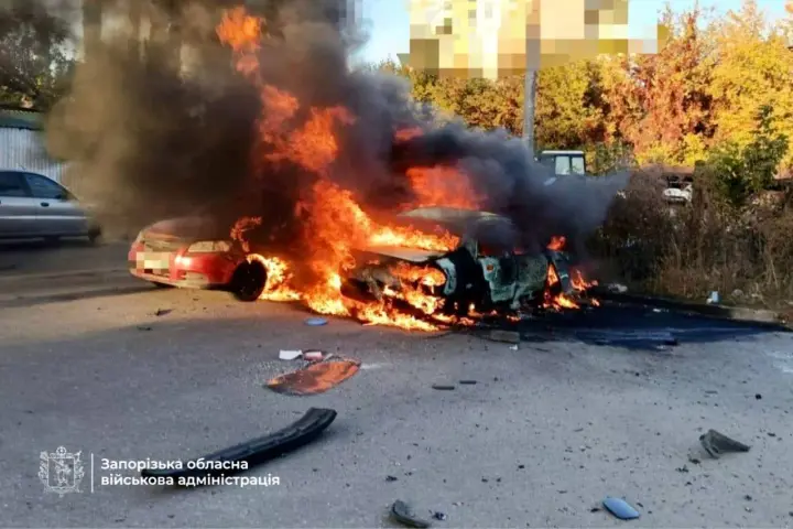 В Запорожье вражеский дрон атаковал автостоянку возле медучреждения, есть раненый