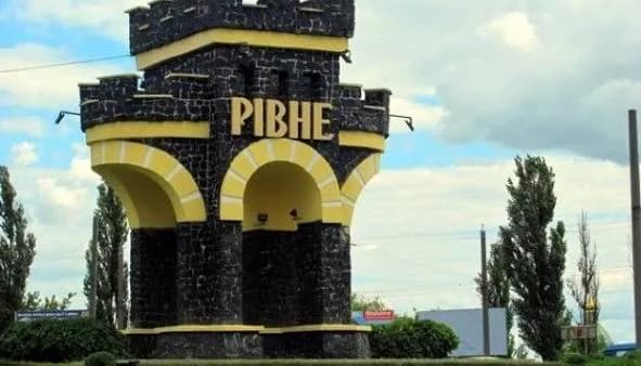 У Рівному приліт російського дрона у середмістя: зачепило навчальний заклад, є поранені