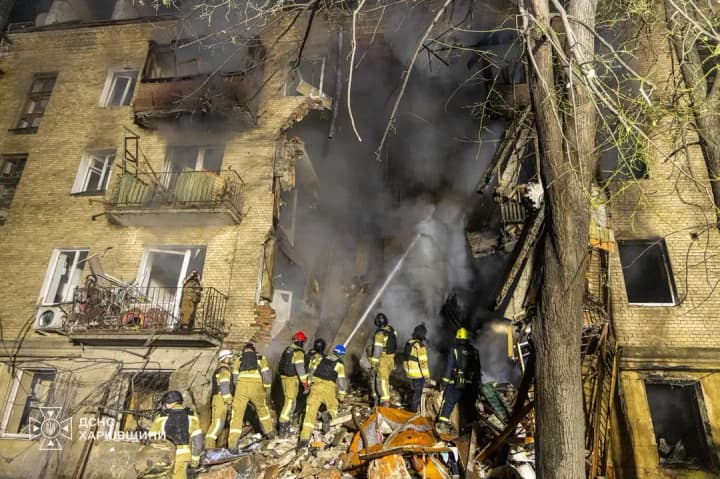 У Харкові з-під завалів житлового будинку дістали тіло ще однієї людини