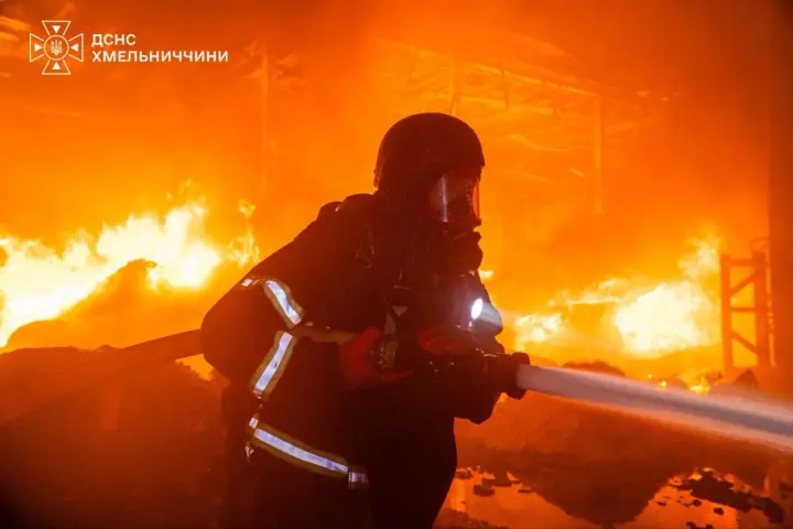 Тривога цілу ніч та ранок: росія атакувала захід і центр України - що відомо про наслідки