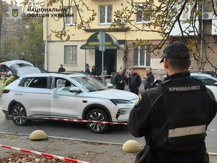 У центрі Києва вибухнув електрокар, водія госпіталізували