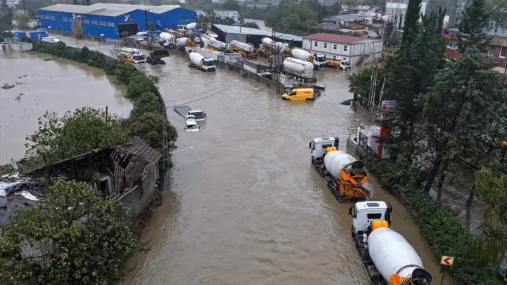 A torrential downpour hit Istanbul: homes and cars were flooded, three people died