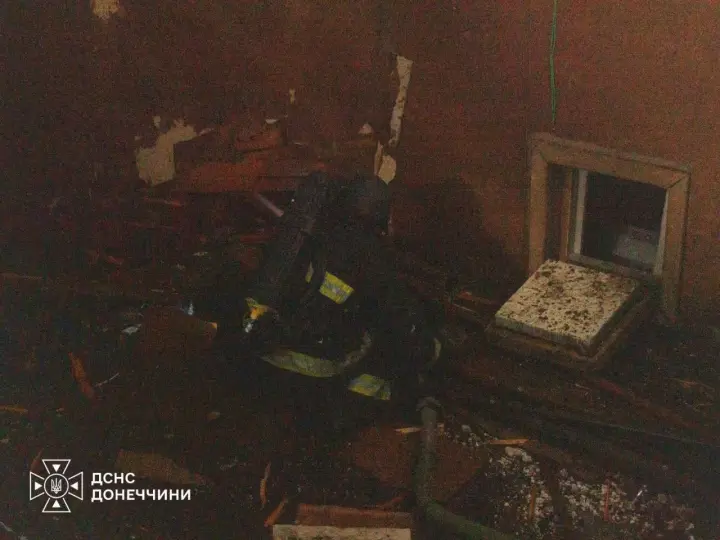 У Краматорську російський FPV-дрон влучив у будинок культури, спалахнула масштабна пожежа