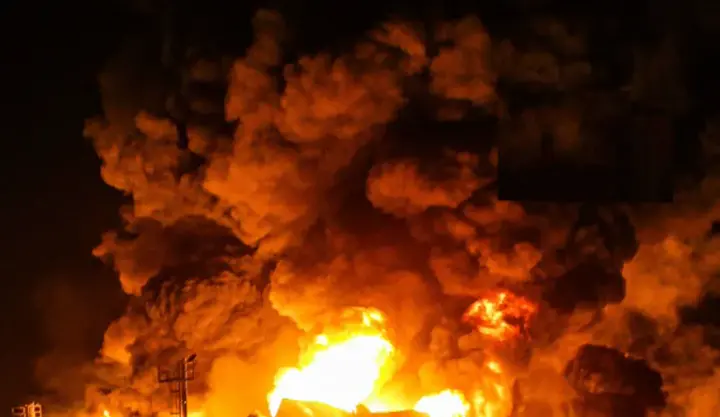 У Шепетівському районі на Хмельниччині росіяни атакували нафтобазу - спалахнула серйозна пожежа