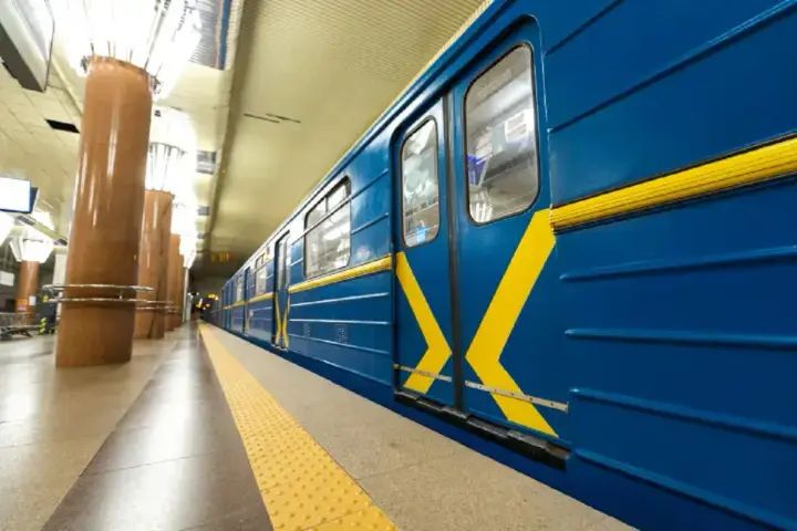 Ракетна атака на Київ: пошкоджено станцію метро, ворог поцілив у 25-поверхівку