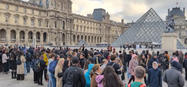 Протестующие заблокировали Лувр на фоне массовых демонстраций во Франции