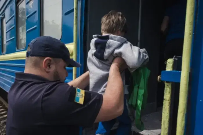 На Донеччині через атаки рф розширили примусову евакуацію дітей - про які громади йдеться