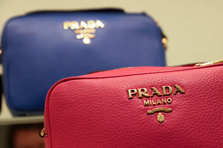 Prada демонстрирует устойчивость на рынке предметов роскоши — как экстремальное лето повлияло на посещаемость магазинов