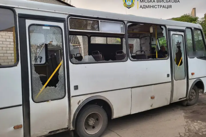 россияне атаковали маршрутку в Херсоне — один пассажир погиб, ещё пятеро ранены