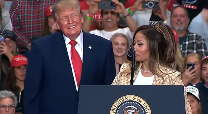 Нікі Мінаж у костюмі від Gucci підтримала Трампа на передвиборчому мітингу
