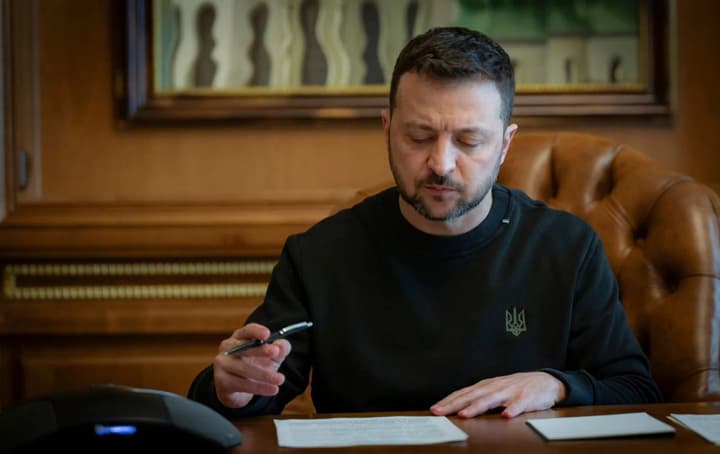 Зеленский подписал указы о продлении военного положения и мобилизации в Украине 