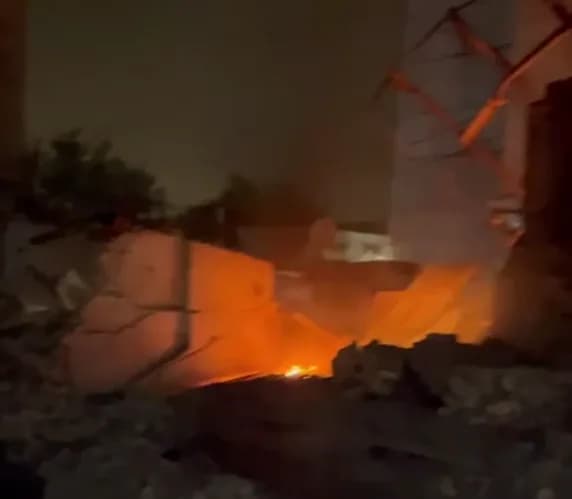 Зеленський повідомив, що росіяни вдарили балістикою по одному з університетів та житлових кварталах Києва