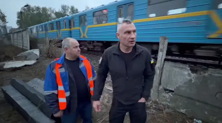 В Киеве российская ракета попала в Южный мост — движение метро частично остановили, а маршруты автобусов изменили