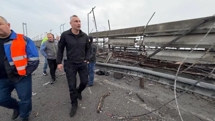 Південний міст у Києві перекритий: назвали маршрути об'їзду