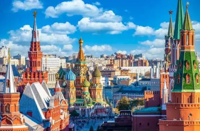 Москву и Подмосковье массированно атакуют дроны, в аэропортах ограничили полёты и развернули самолёты из Турции
