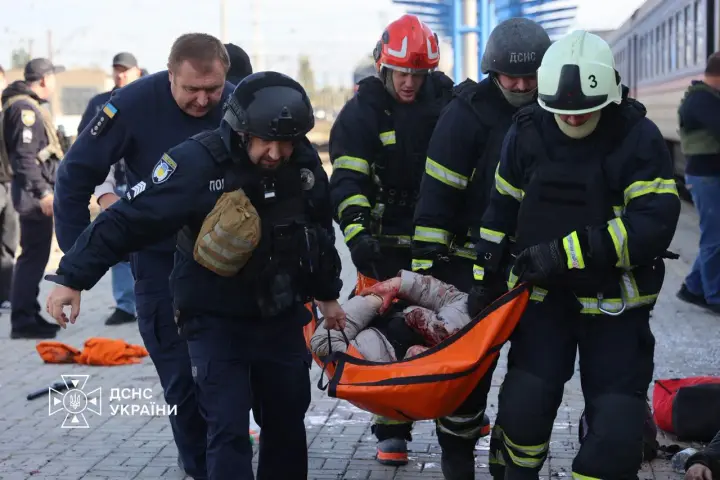 Zelenskyy showed footage from the site of the Russian strike on the railway station in Dnipro
