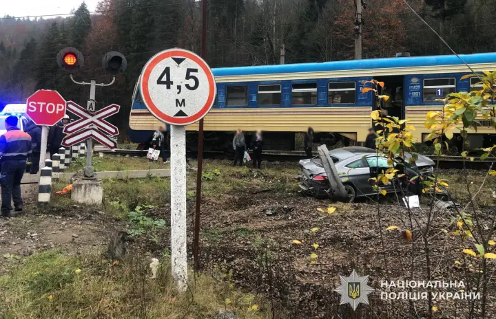 На Львівщині електропоїзд зіткнувся з Mercedes: водійку госпіталізували