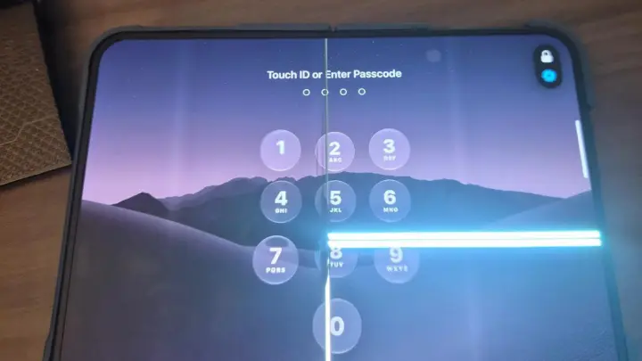 iPhone Duo за $1999 у центрі уваги через тріщини за кілька днів після релізу - чи є реакція Apple