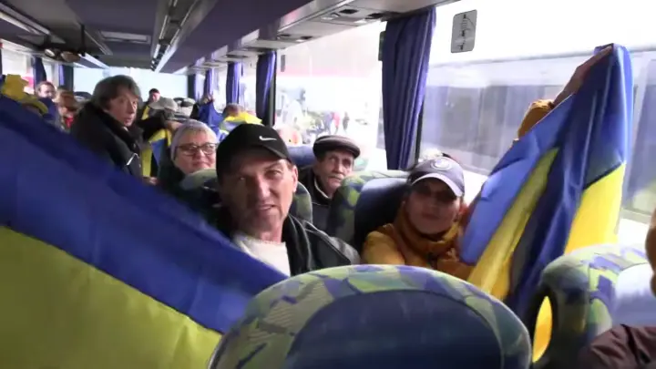 Евакуйовані з окупованих Олешок перетнули кордон України - Зеленський показав відео