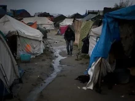 poblizu-taboru-migrantiv-u-kale-spalakhnula-pozhezha