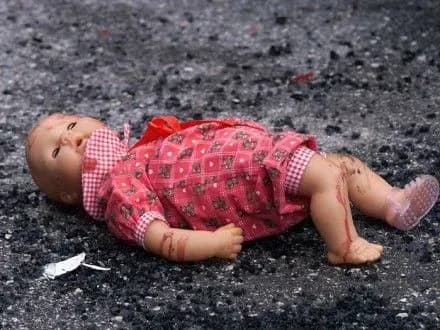 bilya-posolstva-rf-v-dublini-proyshla-antivoyenna-aktsiya-protestu