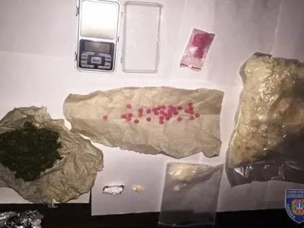 pravookhorontsi-odesi-vikrili-narkotorgovtsya-yakiy-zberigav-vdoma-zbroyu-i-boyepripasi