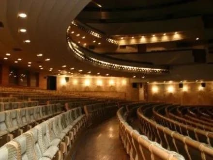 pravookhorontsi-rozpochali-evakuatsiyu-cherez-zaminuvannya-teatru-operi-ta-baletu-v-kharkovi