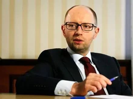 a-yatsenyuk-porivnyav-prezidenta-ukrayini-iz-tankom