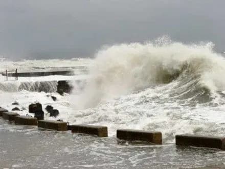 velichezni-khvili-zatopili-pershi-poverkhi-goteliv-u-sochi