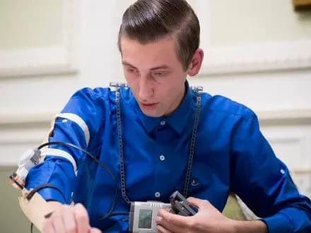 premyer-zustrivsya-iz-ukrayinskim-inzhenerom-rozrobnikom-ekzoskeletu