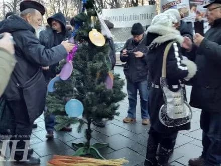 zhurnalisti-derzhavnogo-vidavnitstva-prinesli-pid-kabmin-yalinku