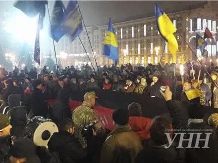 smoloskipna-khoda-z-nagodi-dnya-narodzhennya-s-banderi-pribula-na-maydan-nezalezhnosti