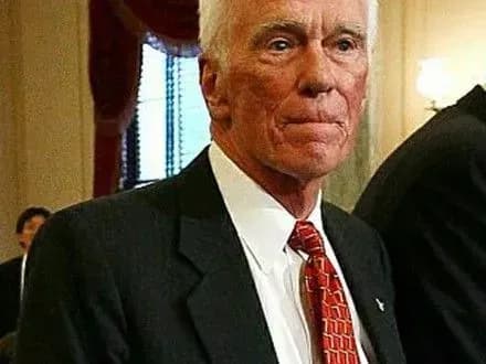 pomer-astronavt-yakiy-ostannim-stupiv-na-poverkhnyu-misyatsya