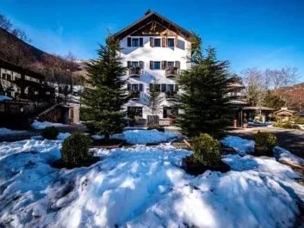 tila-sche-dvokh-lyudey-distali-iz-zavalenogo-lavinoyu-gotelyu-v-italiyi