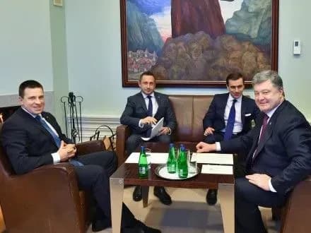 p-poroshenko-provodit-peregovori-iz-premyerom-estoniyi
