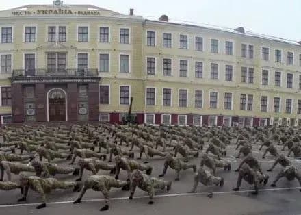ponad-700-vikhovantsiv-ta-ofitseriv-natsakademiyi-sukhoputnikh-viysk-im-p-sagaydachnogo-doluchilisya-do-fleshmobu-vidzhiman