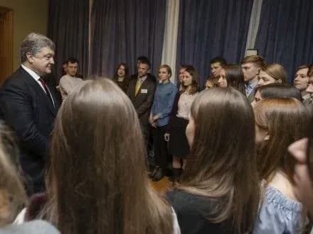 p-poroshenko-zustrivsya-u-berlini-z-ukrayinskimi-studentami