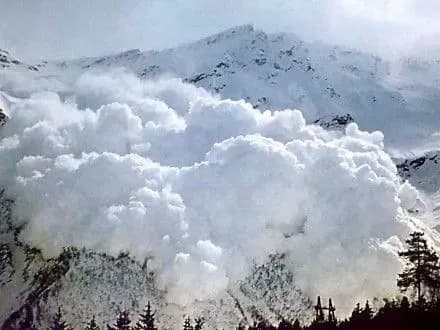 sche-odna-lavina-ziyshla-na-zakarpatti-uskladneno-rukh-na-derzhavniy-avtodorozi-mukacheve-rogatin-lviv