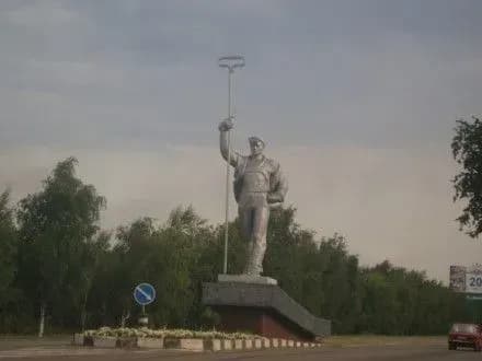 pamyatnik-stalevaru-v-mariupoli-odyagli-u-vishivanku