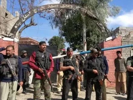 u-pakistani-smertniki-atakuvali-budivlyu-sudu-pyatero-zagiblikh