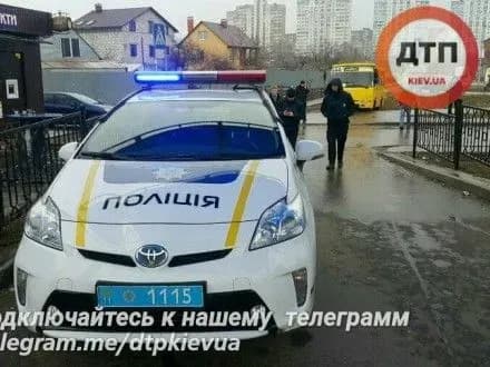 ozbroyeniy-cholovik-vikrav-marshrutku-v-kiyevi-i-vrizavsya-u-politseyske-avto-zmi