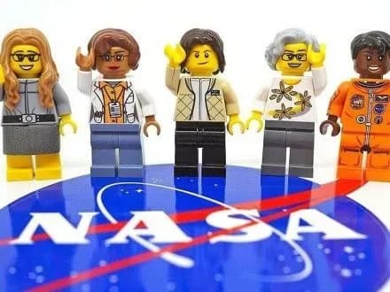 lego-anonsuvala-vipusk-figurok-zhinochogo-personalu-nasa