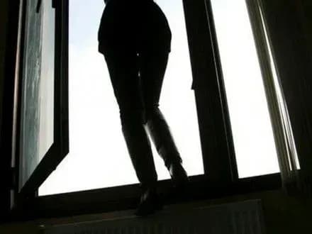 kiyanka-vikinulas-z-dvanadtsyatogo-poverkhu-bagatopoverkhivki