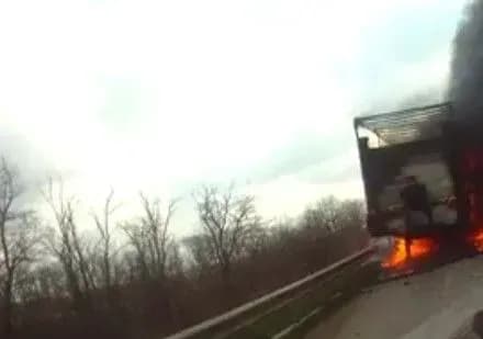 na-khersonschini-vnaslidok-zitknennya-zagorilis-dvi-vantazhivki