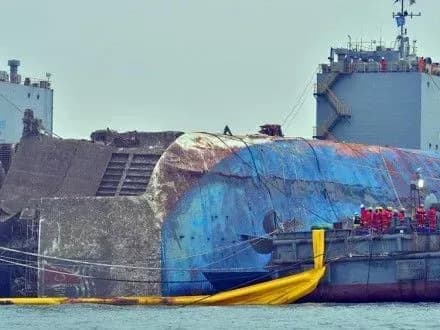 u-pivnichniy-koreyi-pidnyali-zatonuliy-parom-sevol